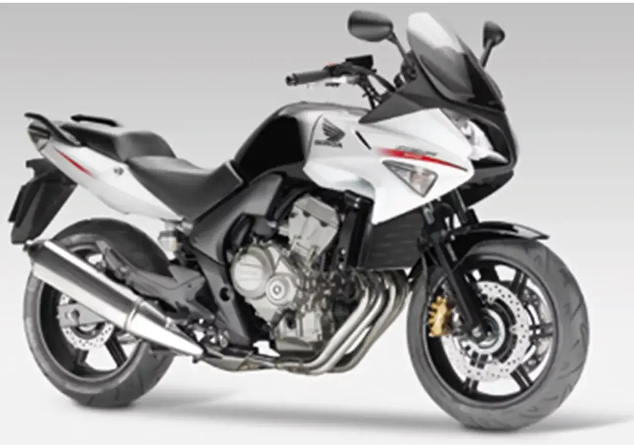 Sportowy motocykl Honda CBF 600 w kolorze białym i czarnym. Poznaj honda cbf 600 dane techniczne.