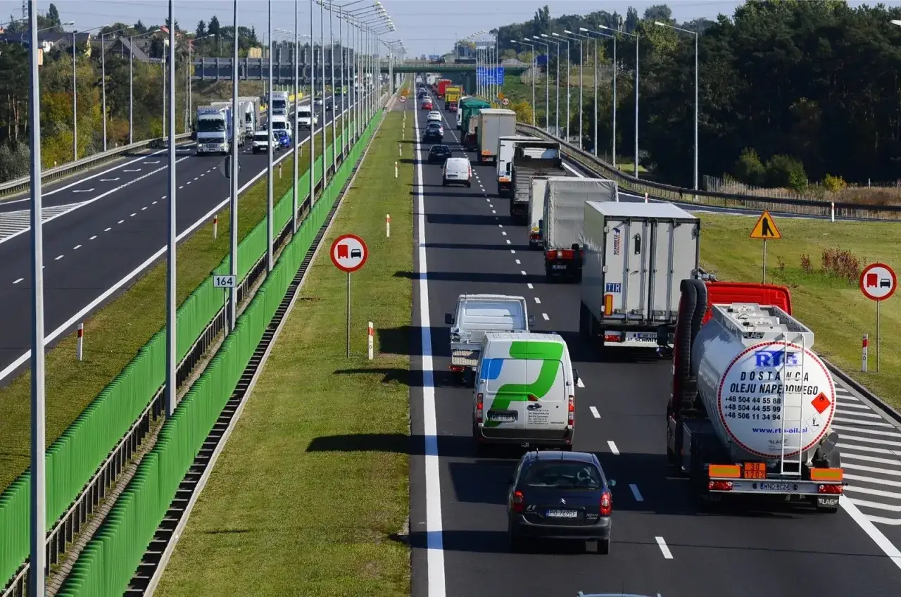 Ciężarówka wyprzedzająca na autostradzie dwupasmowej