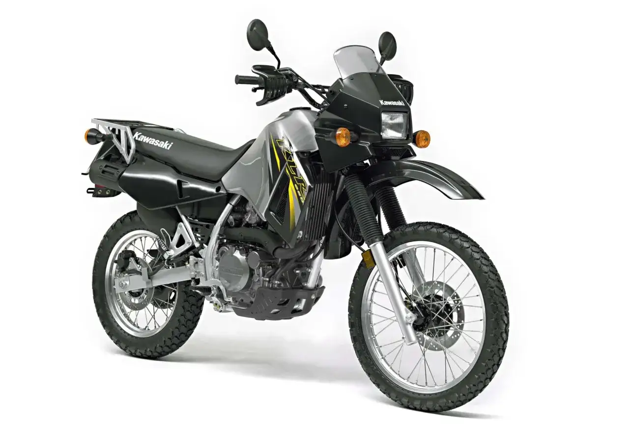 Wszechstronny motocykl turystyczny Kawasaki KLX 650 w kolorze srebrno-czarnym, gotowy na każdą przygodę.
