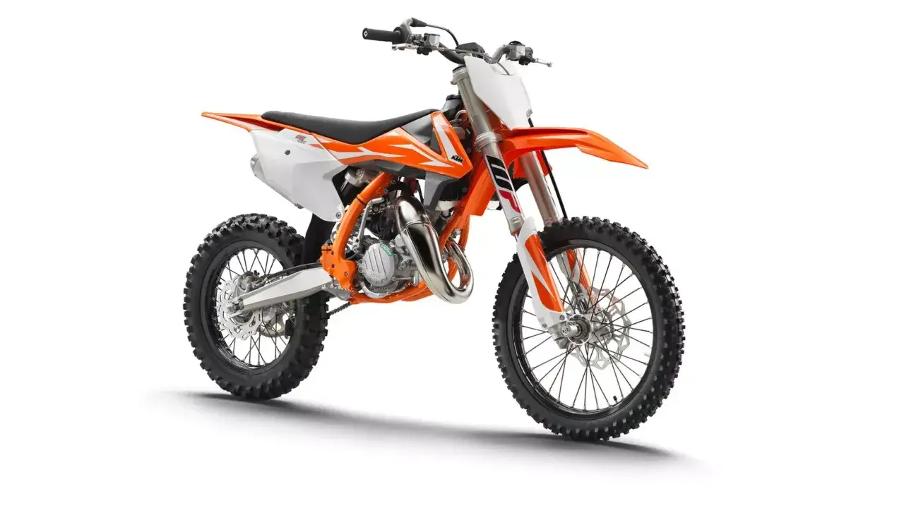 Pomarańczowo-biały motocykl KTM SX 85, gotowy do wyścigów. Zastanawiasz się, ktm sx 85 ile koni ma pod maską?