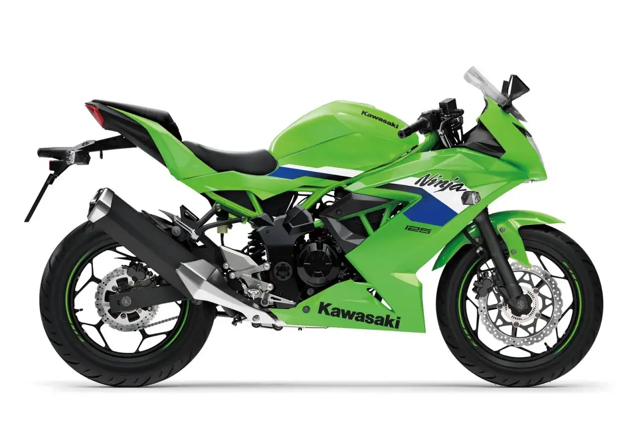 Zielony Kawasaki Ninja 125, gotowy do jazdy z maksymalną prędkością.