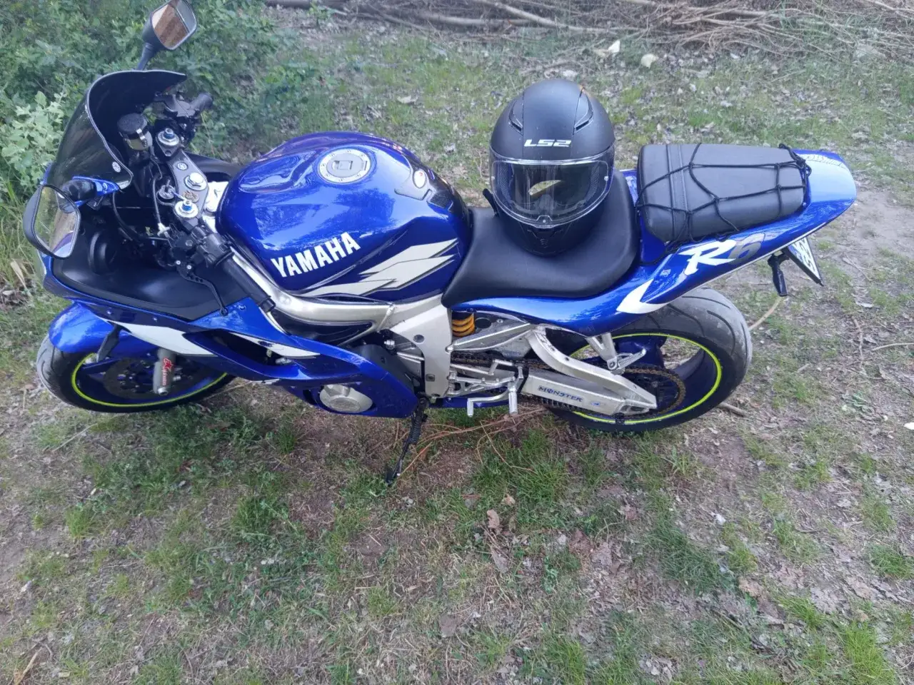 Niebieski Yamaha R6 2001 z czarnym kaskiem na siedzeniu, gotowy na przygodę.