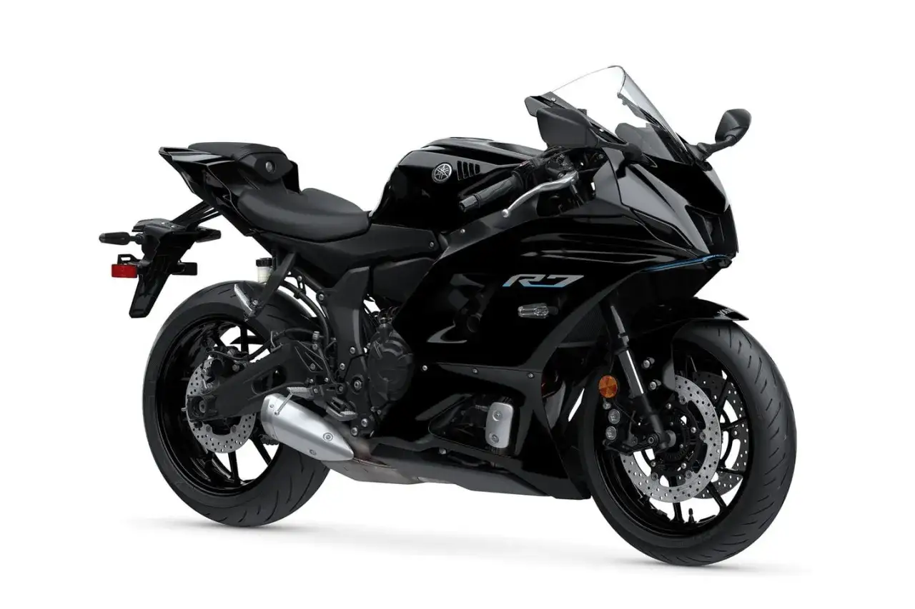 Czarny motocykl Yamaha R7, sportowy wygląd, idealny na tor. Sprawdź aktualną yamaha r7 cena!