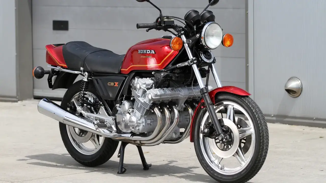 Klasyczny, czerwony motocykl Honda CBX 1000 z potężnym silnikiem rzędowym.