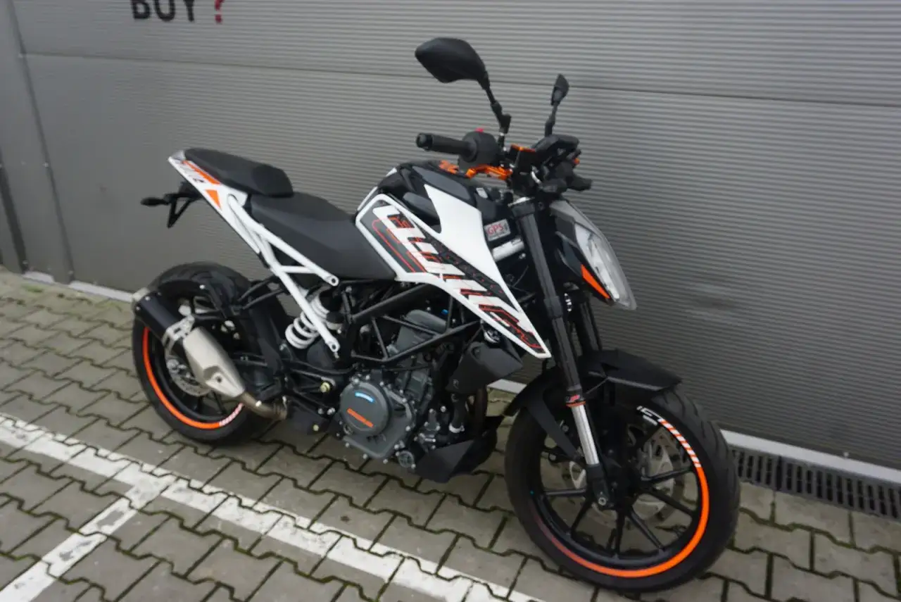 Czarny KTM Duke 390 z pomarańczowymi akcentami, zarejestrowany na 125. Idealny do miasta i na pierwsze wrażenia z jazdy.