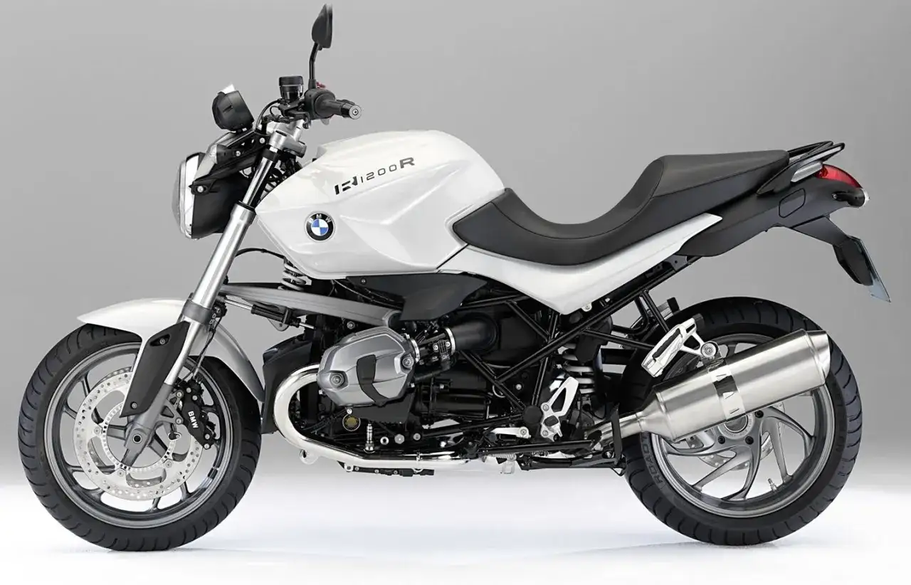 Biały motocykl BMW R1200R z czarnym siedzeniem i detalami, gotowy na każdą drogę.