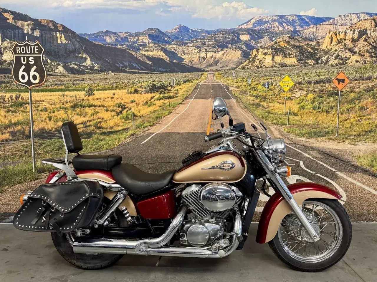 Honda Shadow 750 wady i zalety: klasyczny cruiser gotowy na Route 66. Skórzane sakwy i wygodne siedzenie to jego atuty.