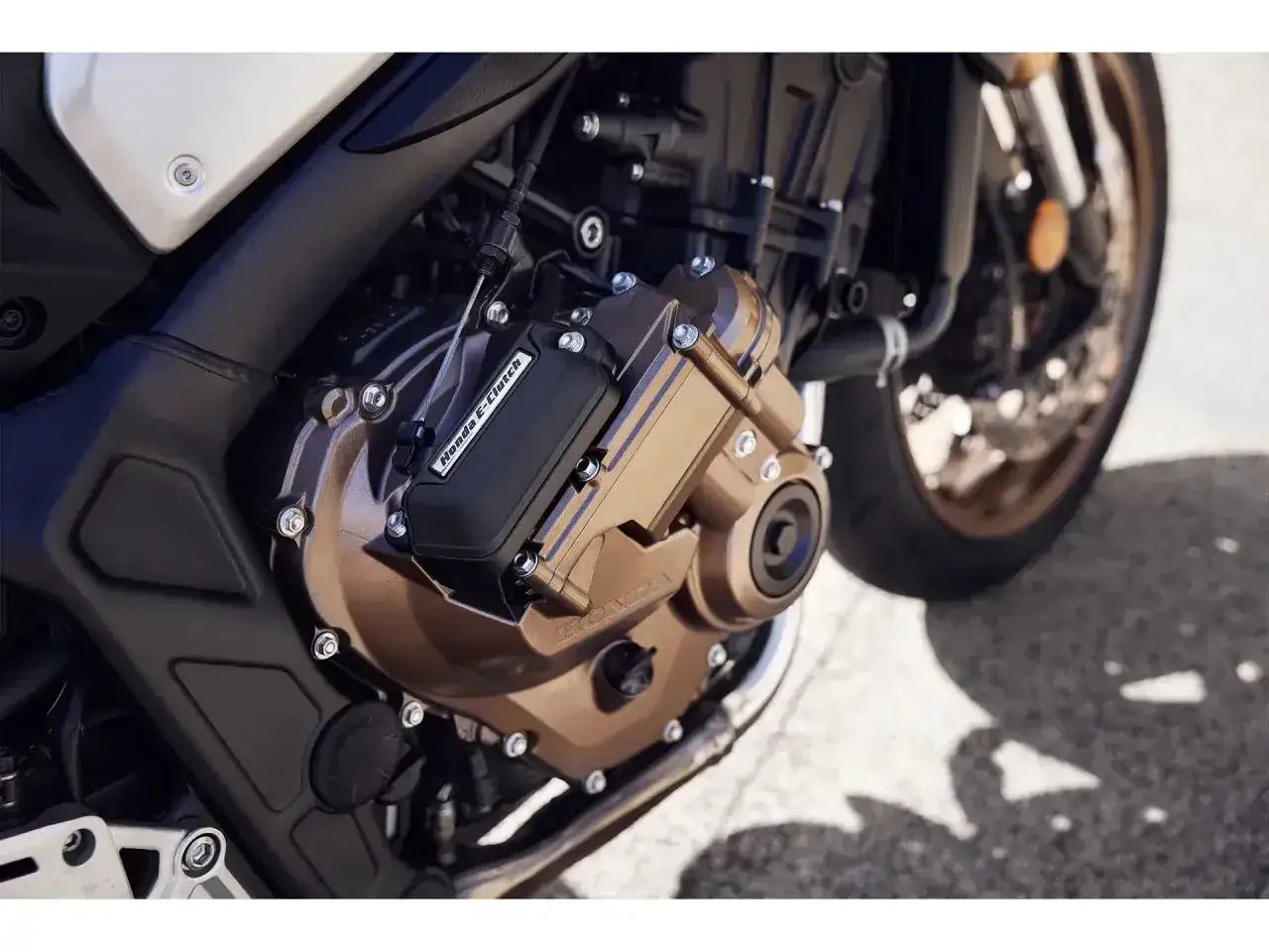 Silnik Hondy CB650R z technologią E-Clutch. Dane techniczne tego motocykla to jego moc i osiągi.