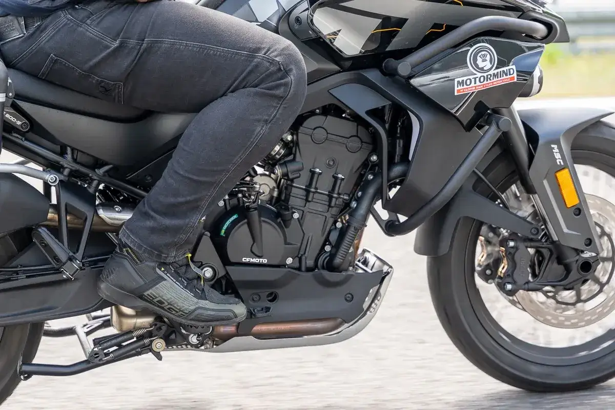Jazda na CF Moto 800, gdzie wady mogą dotyczyć np. wygody, ale silnik wygląda solidnie.