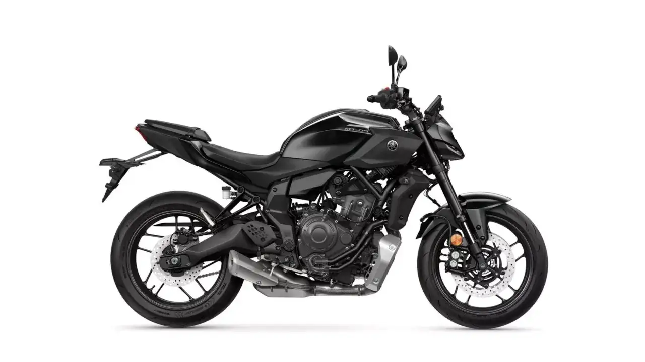 Czarny motocykl Yamaha MT-07 na białym tle. Poznaj jego yamaha mt 07 dane techniczne i poczuj moc.