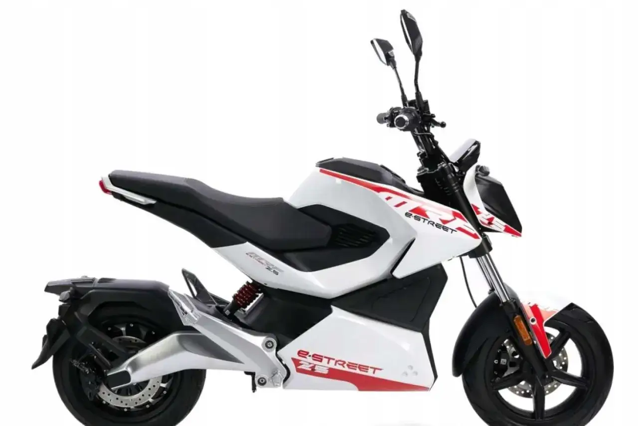 Biały motorower elektryczny E-Street ZS z czerwonymi akcentami. Zastanawiasz się, ile kosztuje motorower?