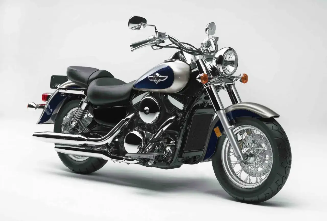 Błyszczący Kawasaki Vulcan 1500, choć piękny, ma swoje wady. Klasyczny cruiser z chromowanymi elementami i dwukolorowym malowaniem.