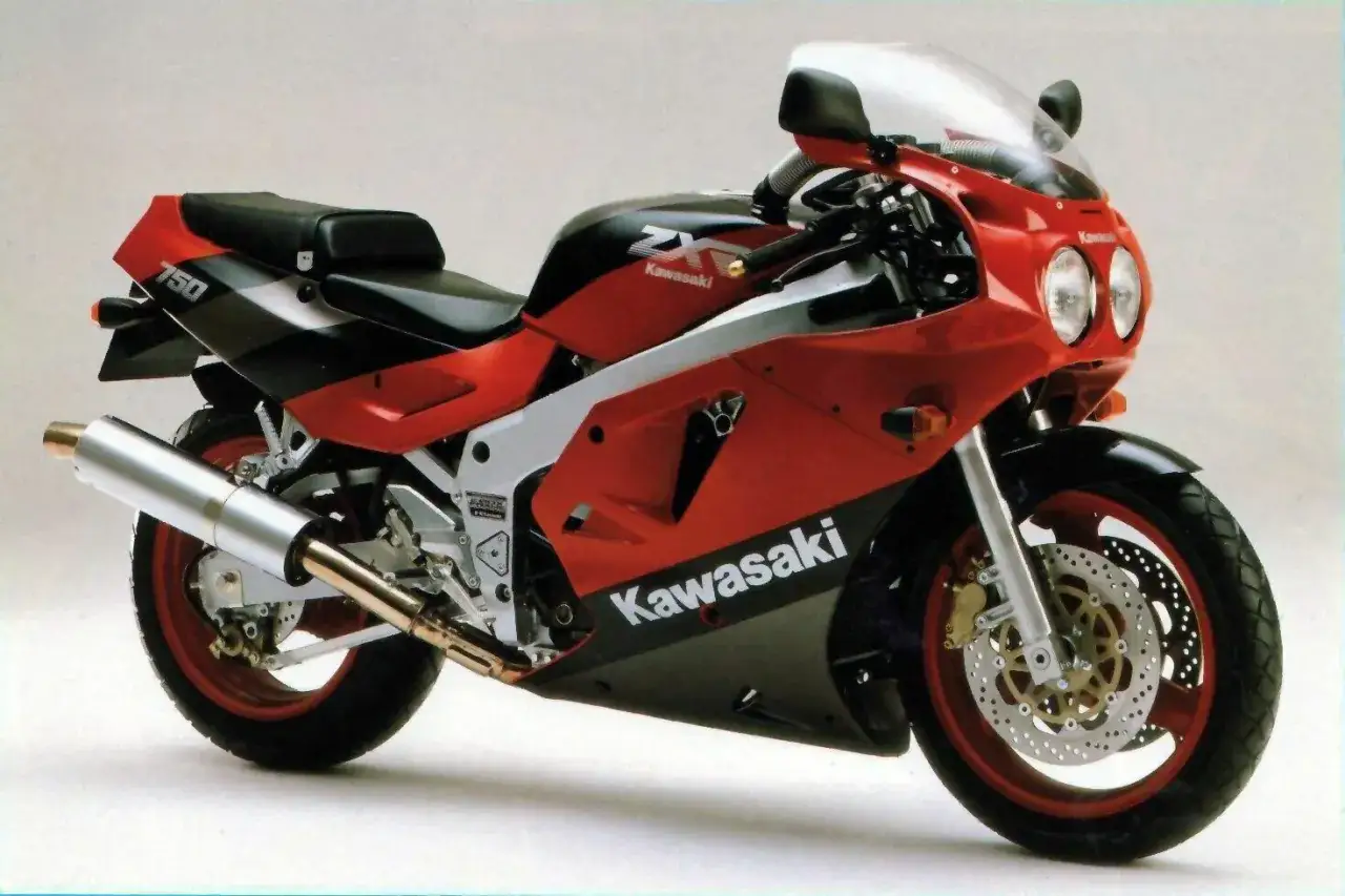 Czerwono-czarny motocykl sportowy Kawasaki ZXR 750 z lat 90. z charakterystycznym malowaniem i podwójnymi reflektorami.