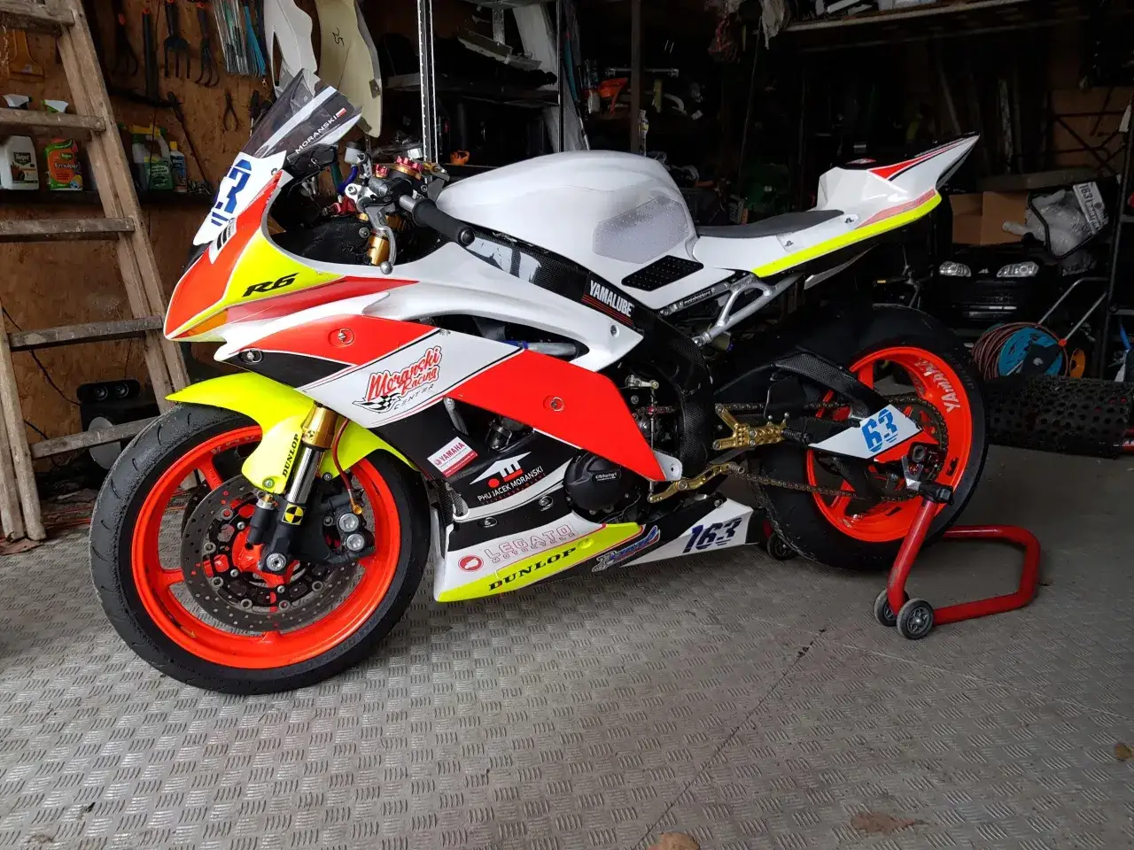 Wyścigowy motocykl Yamaha R6 w barwach Moranski Racing. Poznaj yamaha r6 dane techniczne i poczuj moc!