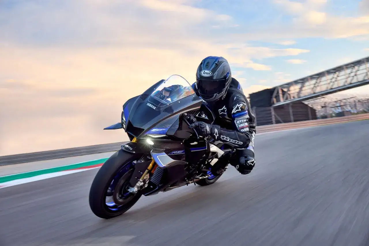 Motocyklista na torze ściga się na sportowym motocyklu Yamaha R1M.