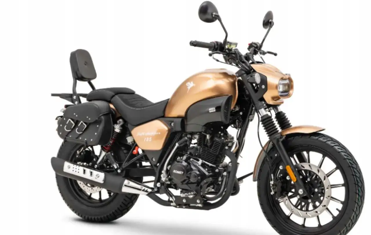 Złoty Romet Soft Chopper 125 z sakwami i oparciem. Poznaj romet soft chopper 125 dane techniczne i ruszaj w drogę!