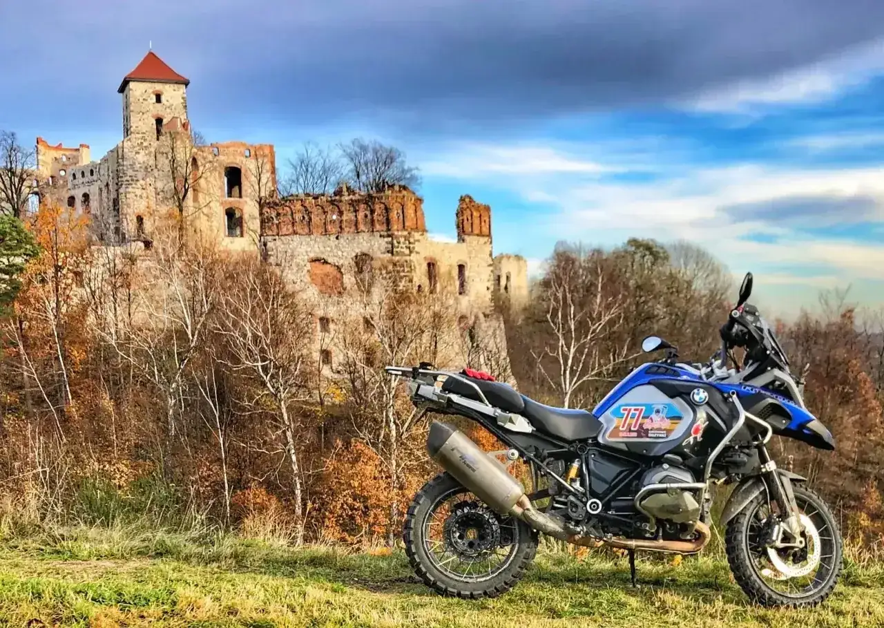 Motocykl na tle ruin zamku w Ojcowie. Idealne miejsce na podróż po Jura Krakowsko-Częstochowska trasa.