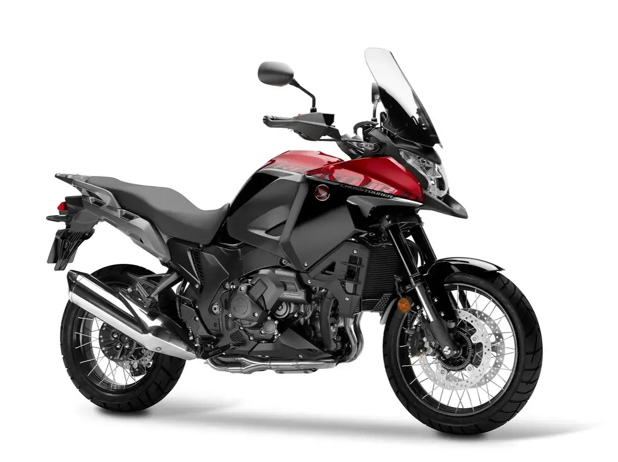 Czerwono-czarny motocykl Honda Crosstourer gotowy na przygodę. Duża szyba i terenowy wygląd zachęcają do dalekich podróży.