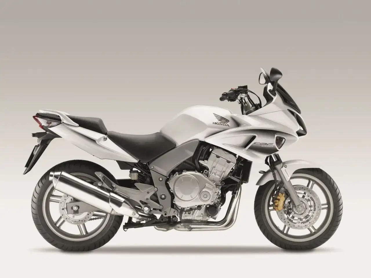 Srebrny motocykl Honda CBF 1000 z czarnym siedzeniem i detalami.