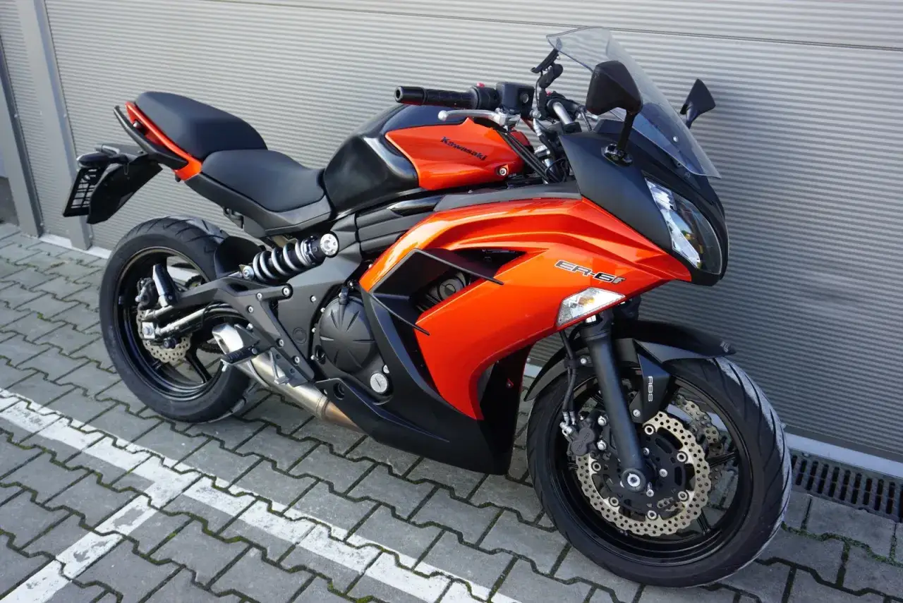 Pomarańczowy Kawasaki ER-6f, idealny do miasta i na trasy. Poznaj jego kawasaki er6f dane techniczne.