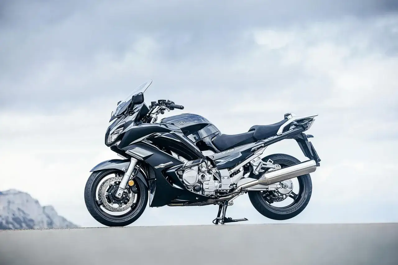 Czarny motocykl sportowo-turystyczny Yamaha FJR 1300, idealny na długie trasy. Poznaj jego yamaha fjr 1300 dane techniczne.
