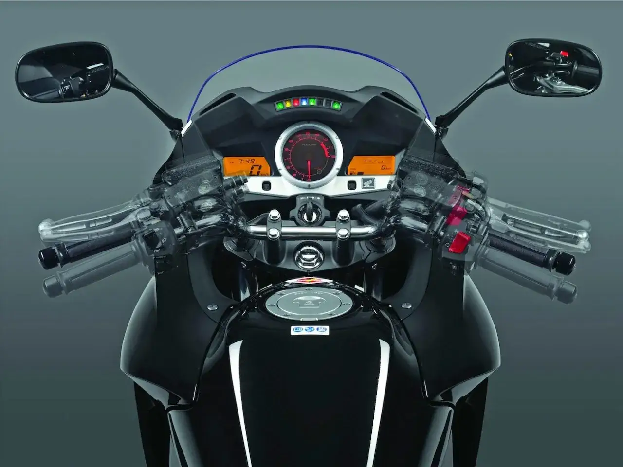 Kokpit czarnego motocykla Honda CBF 1000. Widoczne zegary, kierownica, lusterka i zbiornik paliwa. Dane techniczne dostępne online.