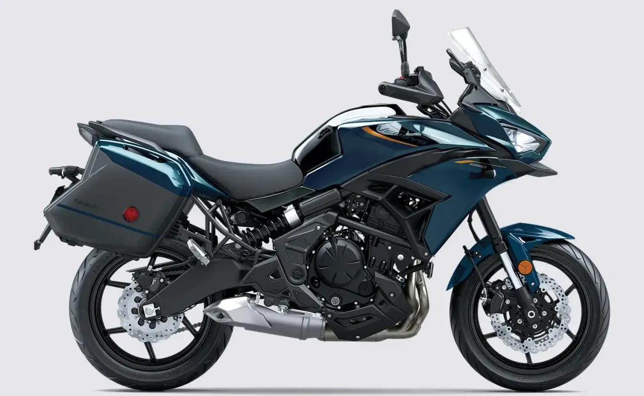 Granatowy Kawasaki Versys 650 z kuframi, gotowy na przygodę. Poznaj jego dane techniczne!