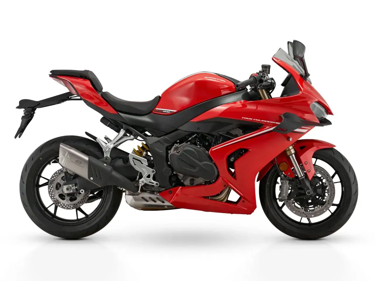 Czerwony motocykl sportowy z widocznym napisem 