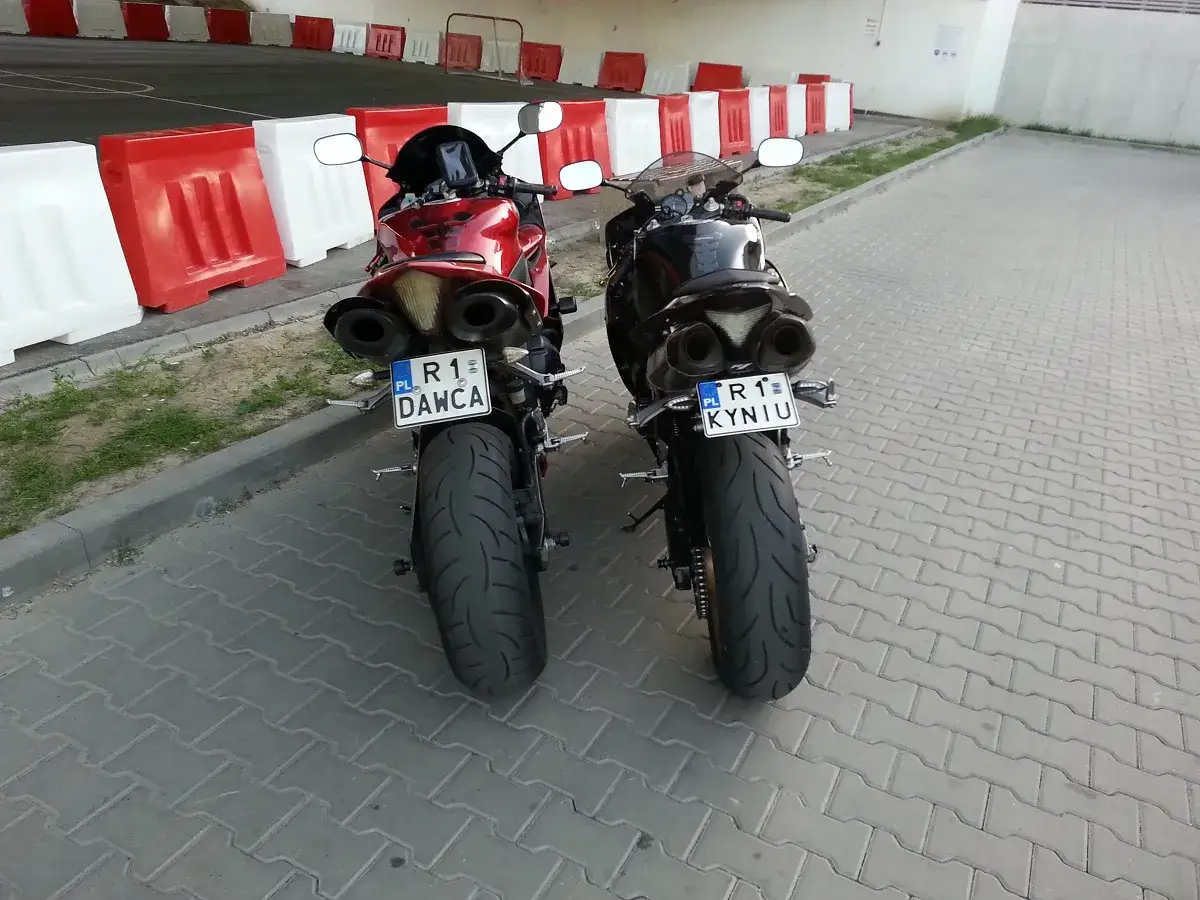 Dwa motocykle sportowe, jeden czerwony z napisem