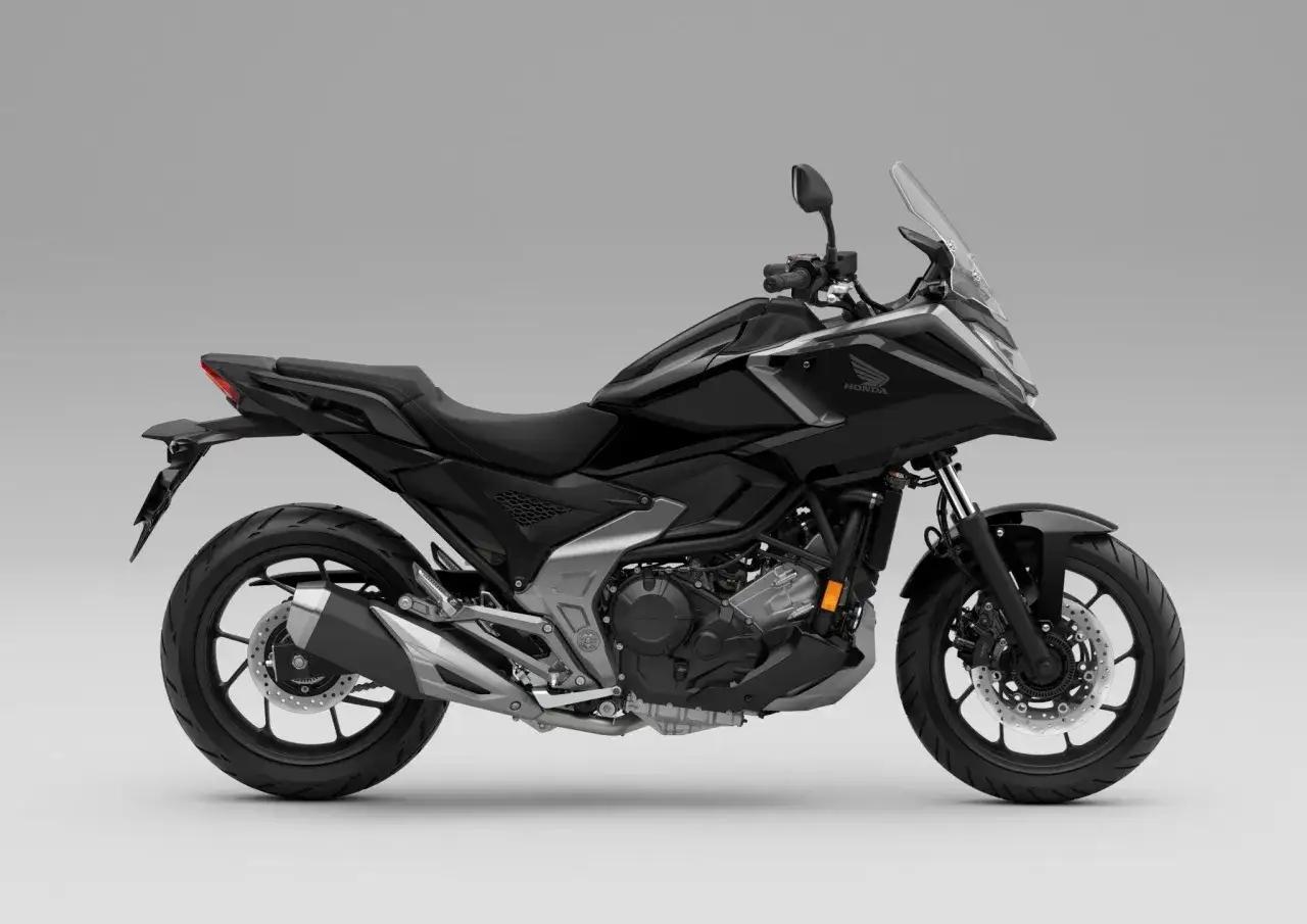 Czarny motocykl Honda NC750X, idealny do miasta i na trasy. Sprawdź honda nc750x dane techniczne.