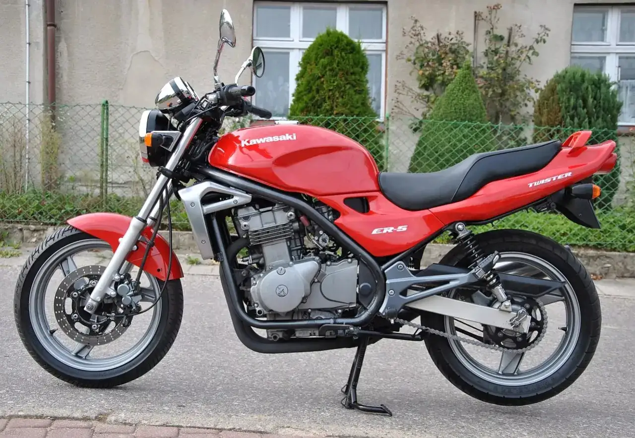 Czerwony motocykl Kawasaki ER-5 Twister stoi na ulicy.