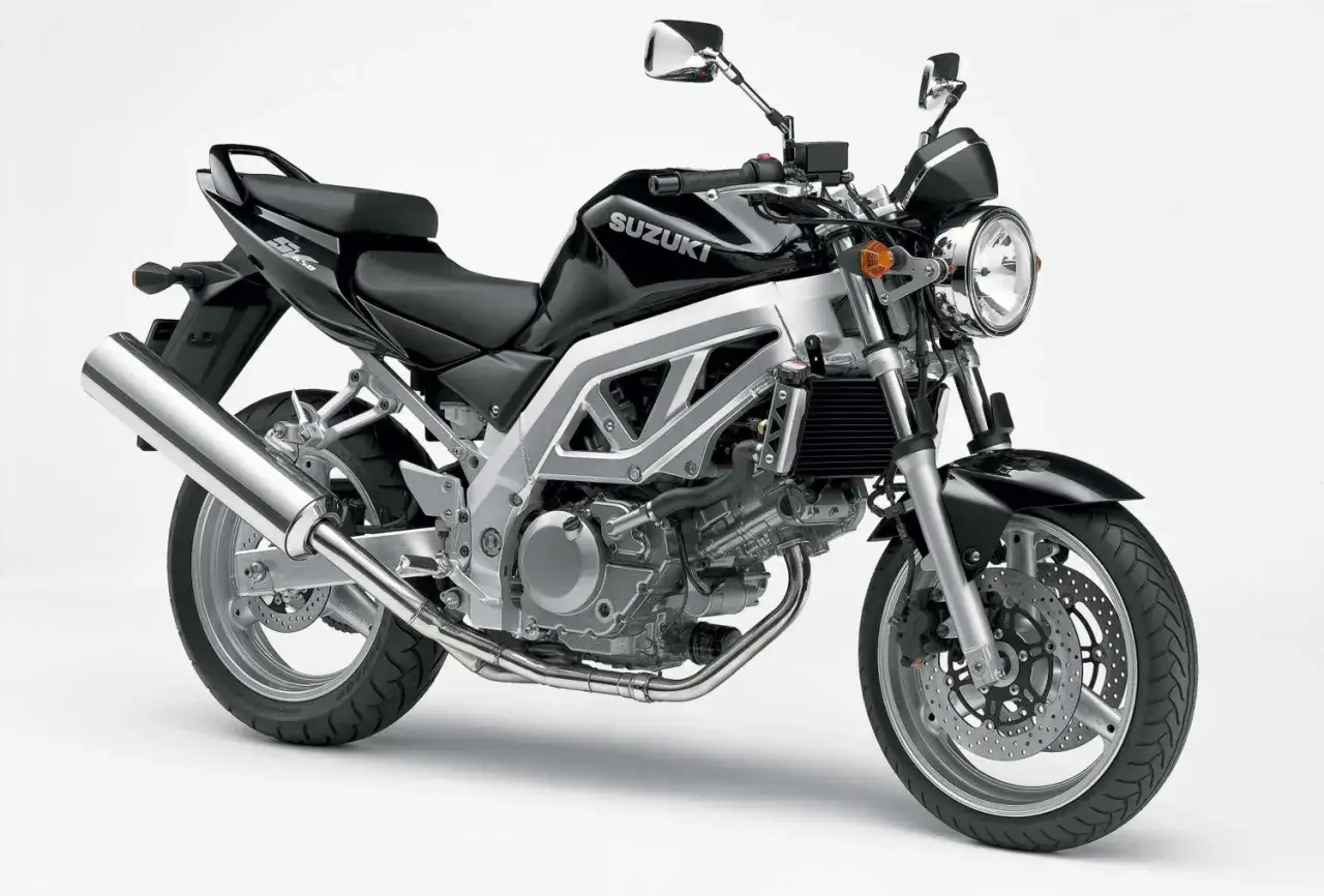 Czarny Suzuki SV 650, klasyk z widocznymi wadami konstrukcyjnymi, jak np. wydech.
