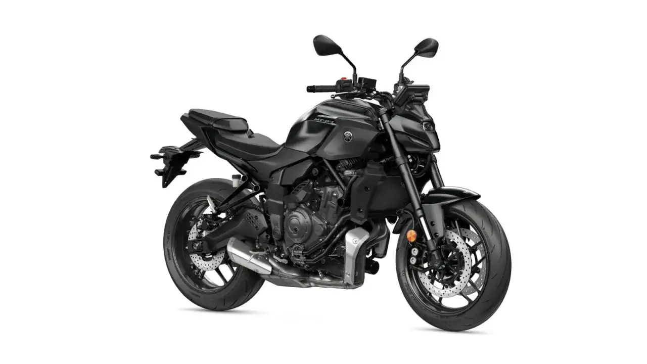 Mroczny motocykl Yamaha MT-07, zwinny jak V-Max, gotowy na miejskie wyzwania.