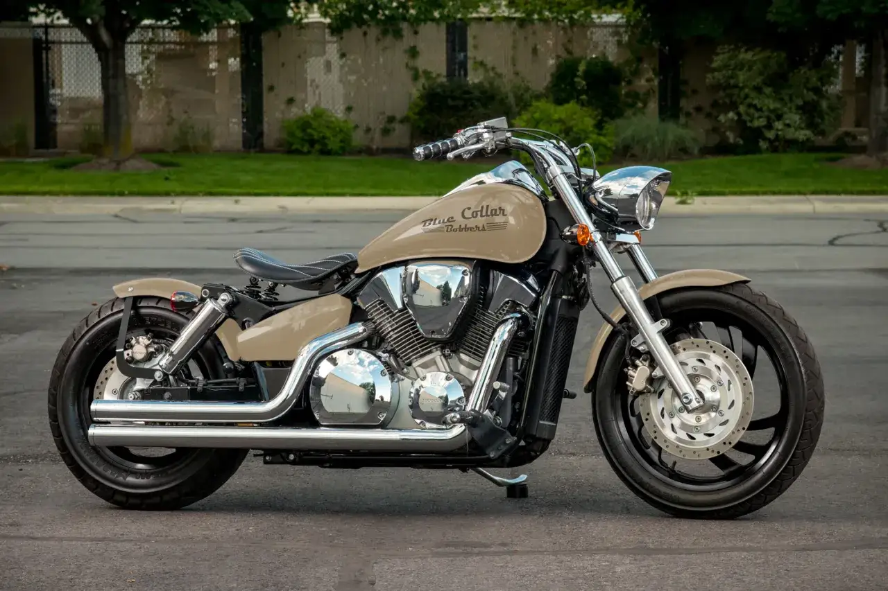 Beżowy motocykl Honda VTX 1300 z napisem 