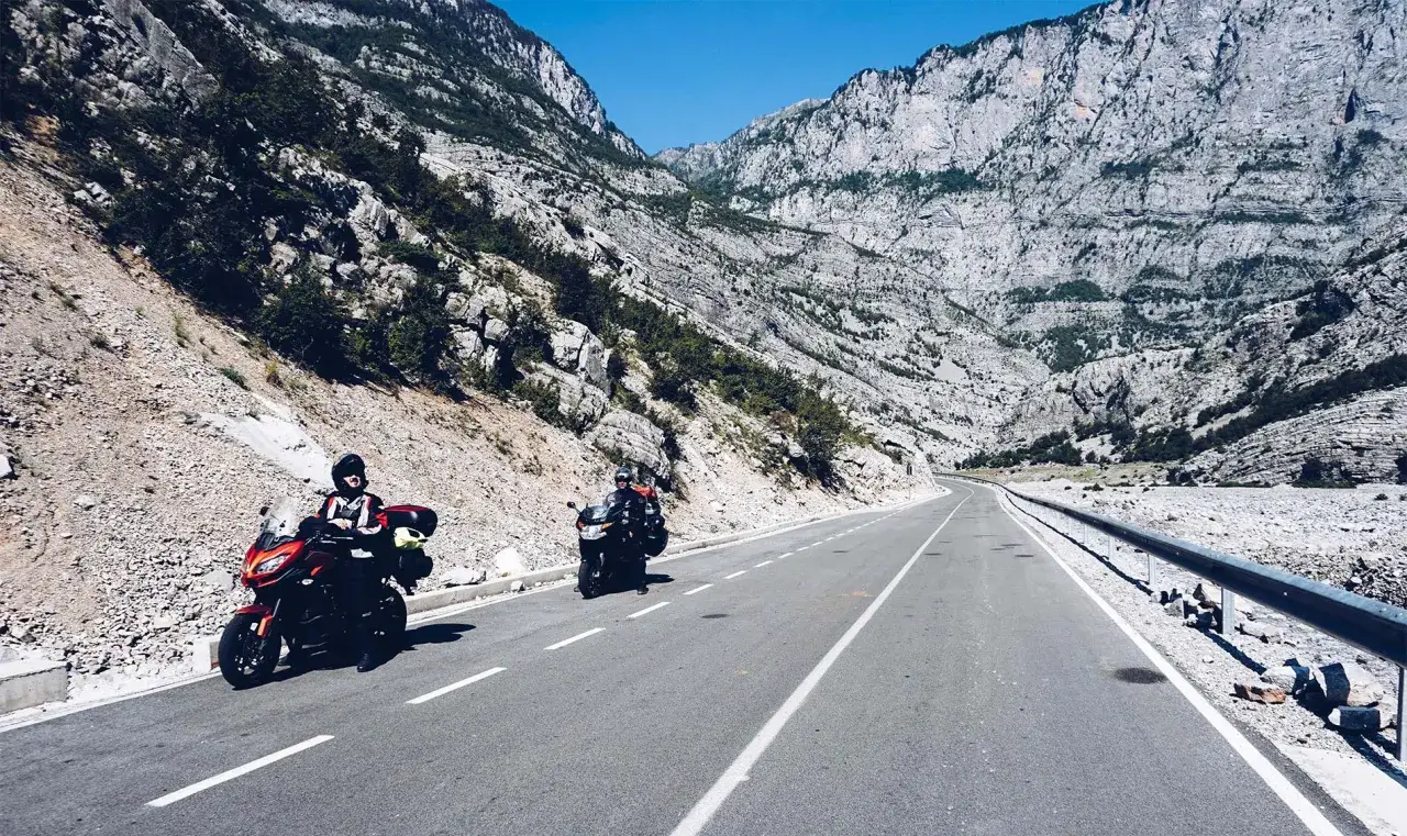 Motocykliści przemierzają malowniczą drogę przez góry, zbliżając się do przełęczy Krowiarki.