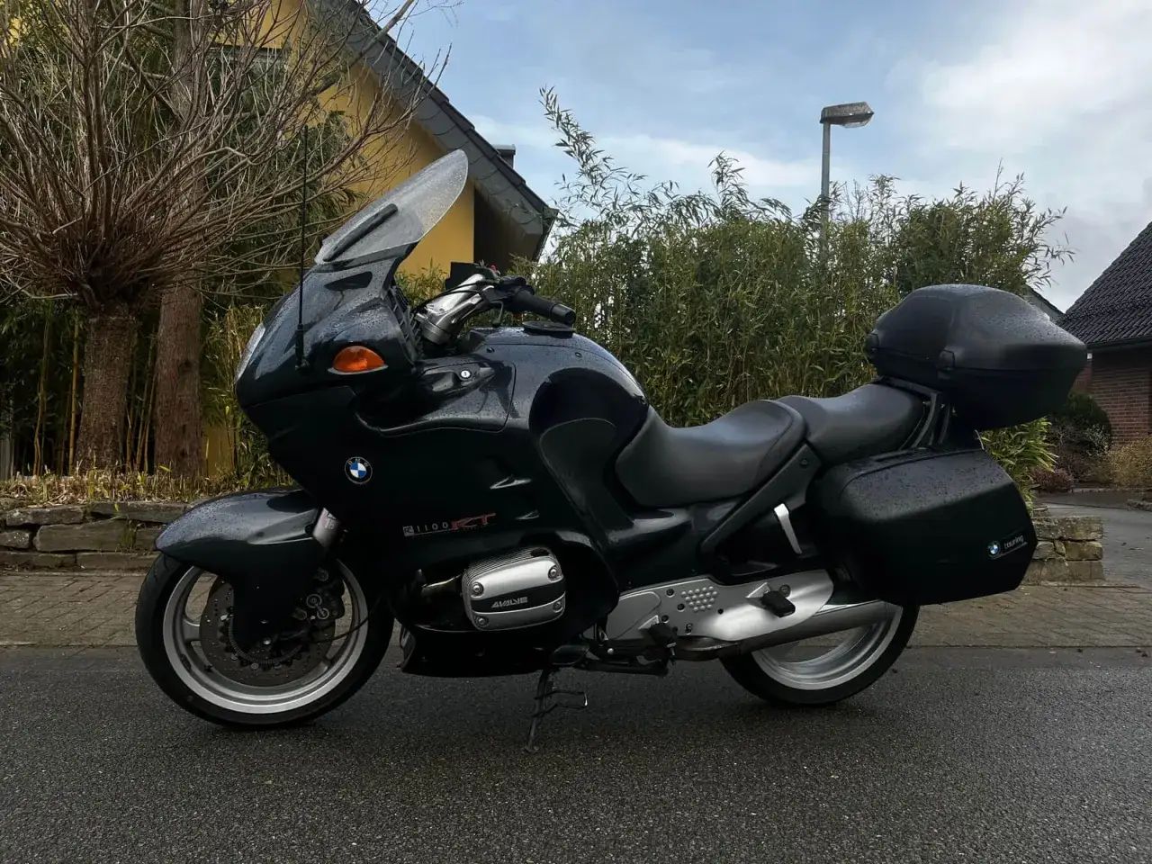 Czarny motocykl BMW R1100RT z kuframi, idealny na podróże. Świetna okazja na motocykle do 5000 zł.