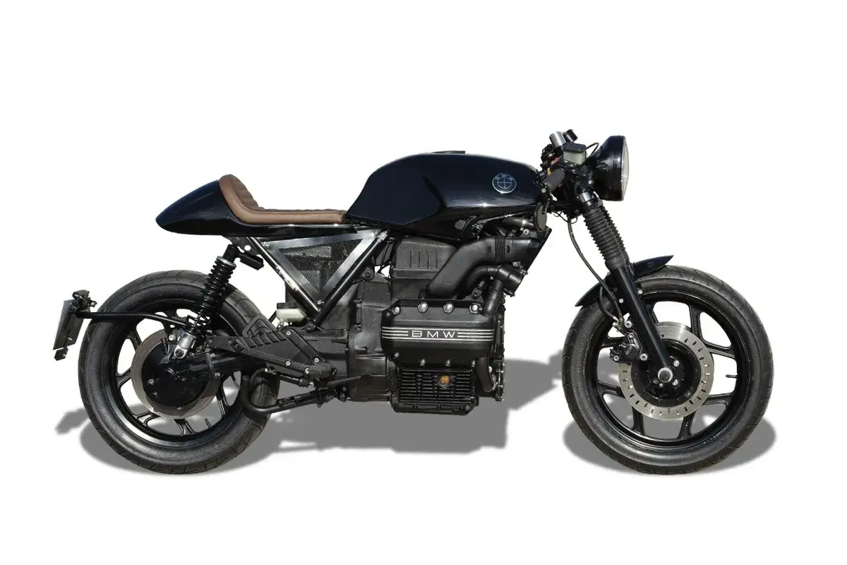Czarny motocykl BMW K75 w stylu cafe racer. Dane techniczne tego klasyka są imponujące, a jego wygląd zachwyca.