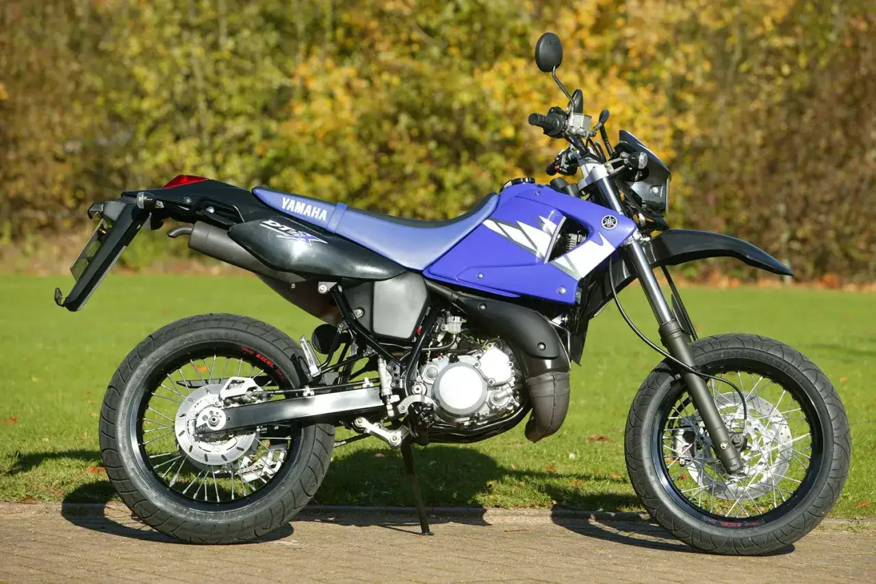 Niebieski motocykl Yamaha DT 125 na trawie. Sprawdź yamaha dt 125 dane techniczne.