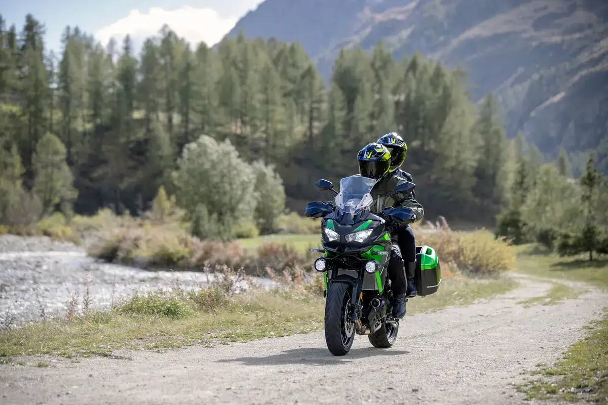 Motocykl na malowniczej drodze w Polsce, góry lub jeziora