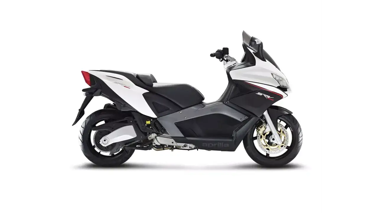 Sportowy skuter Aprilia SRV 850 w kolorze białym i czarnym, z czerwonymi akcentami.