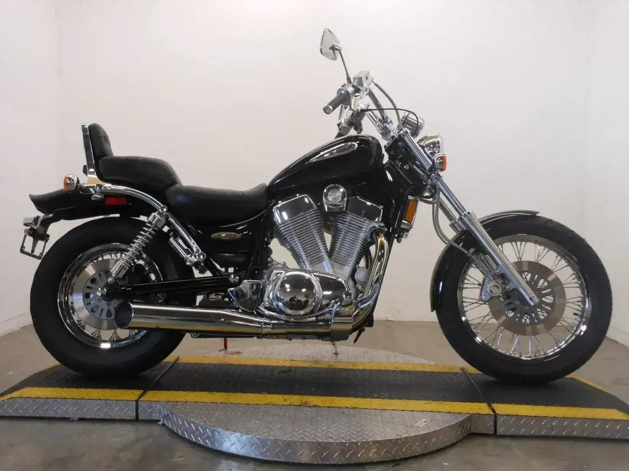 Czarny Suzuki Intruder 1500, klasyczny cruiser. Wady tego modelu to m.in. ograniczona zwrotność i wysokie spalanie.