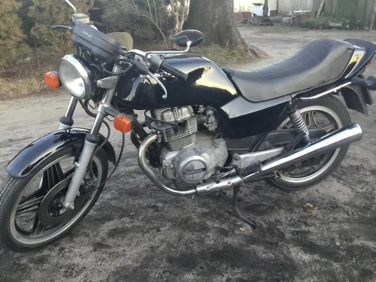 Czarny motocykl Honda CB250T z lat 80. stoi na ziemi.