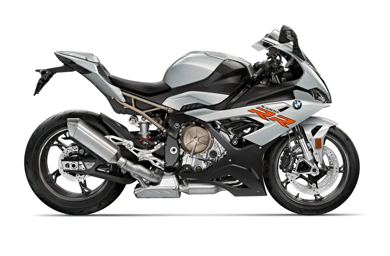 Srebrny motocykl sportowy BMW S1000RR 2020 z pomarańczowymi akcentami, gotowy do podboju toru wyścigowego.