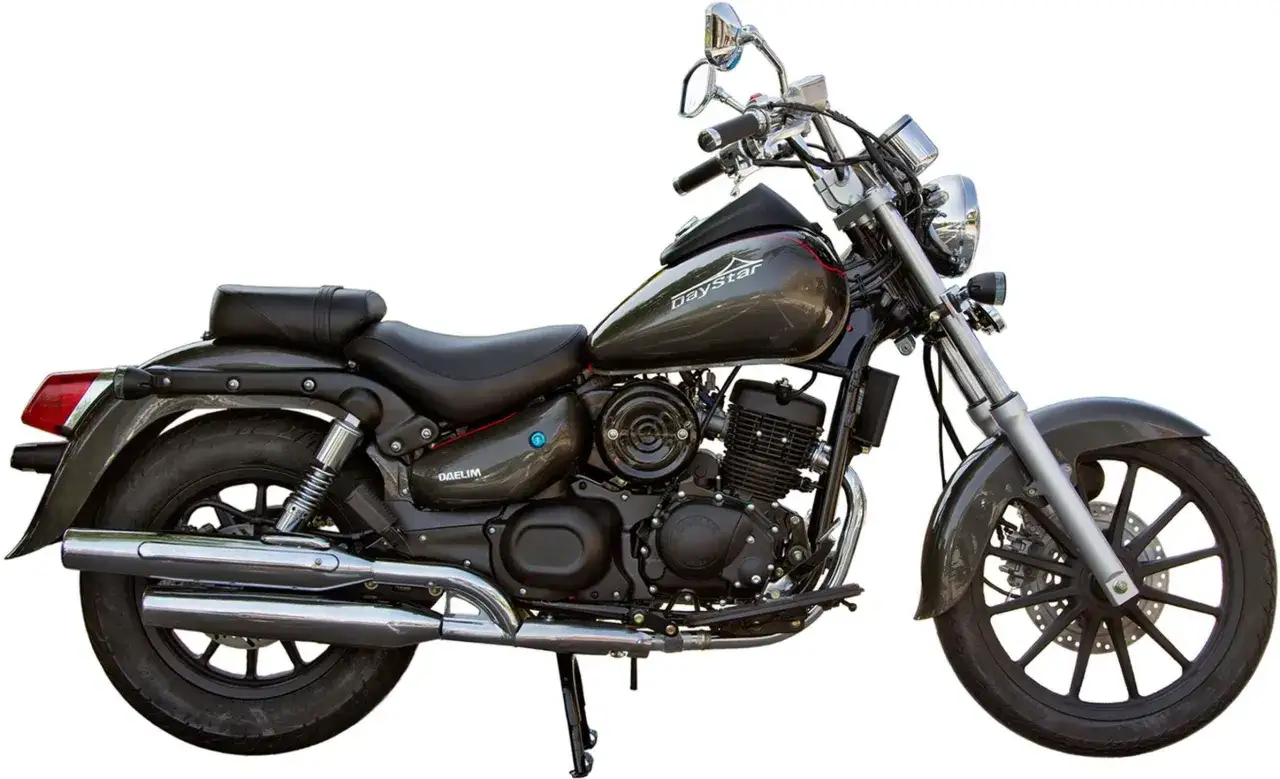 Stylowy motocykl Daelim Daystar 125 w ciemnoszarym kolorze, gotowy na przygodę.