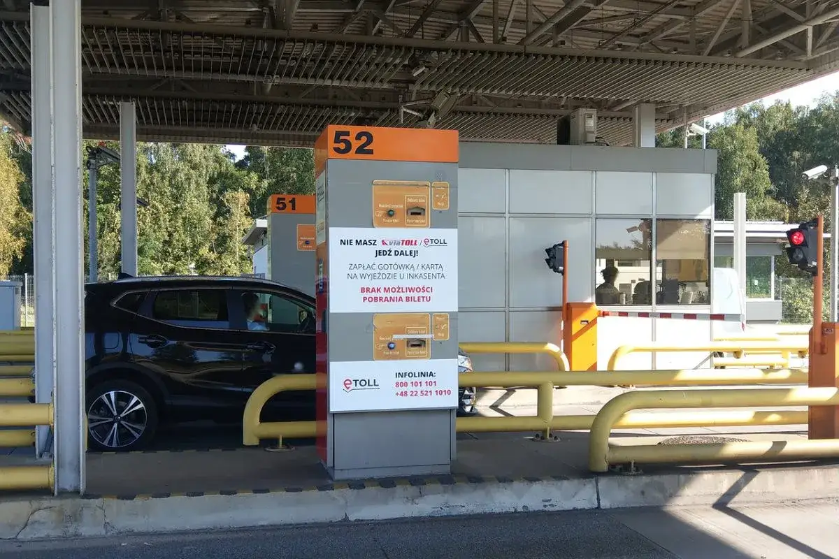 Na bramkach autostradowych widać znak informujący, że można płacić kartą na autostradzie, ale tylko na wyjeździe u inkasenta.