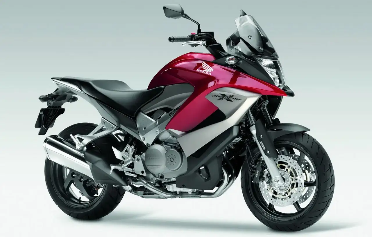 Czerwony motocykl Honda VFR 800 Crossrunner. Choć piękny, ma swoje wady, jak np. ciężar.