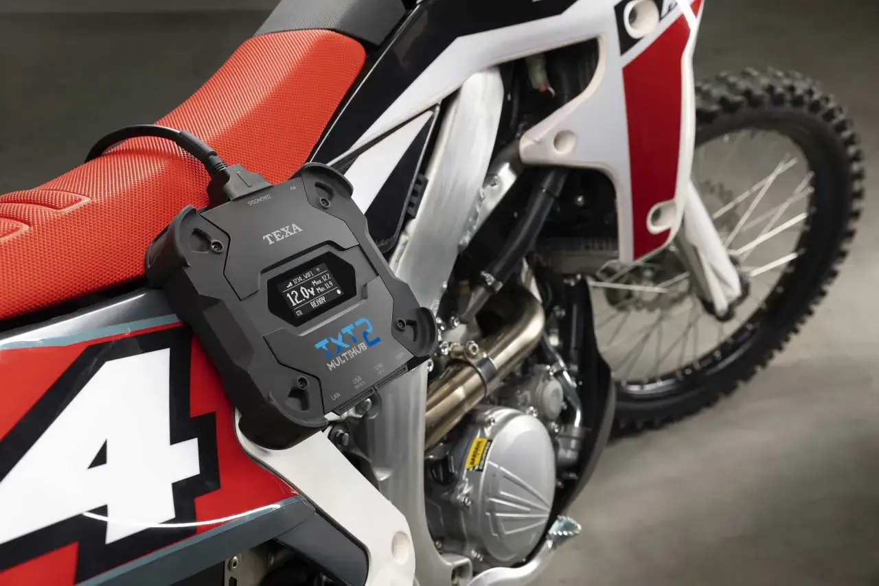 Urządzenie diagnostyczne TEXA TXT2 podłączone do motocykla. Pomaga sprawdzić czujnik ABS i inne podzespoły.