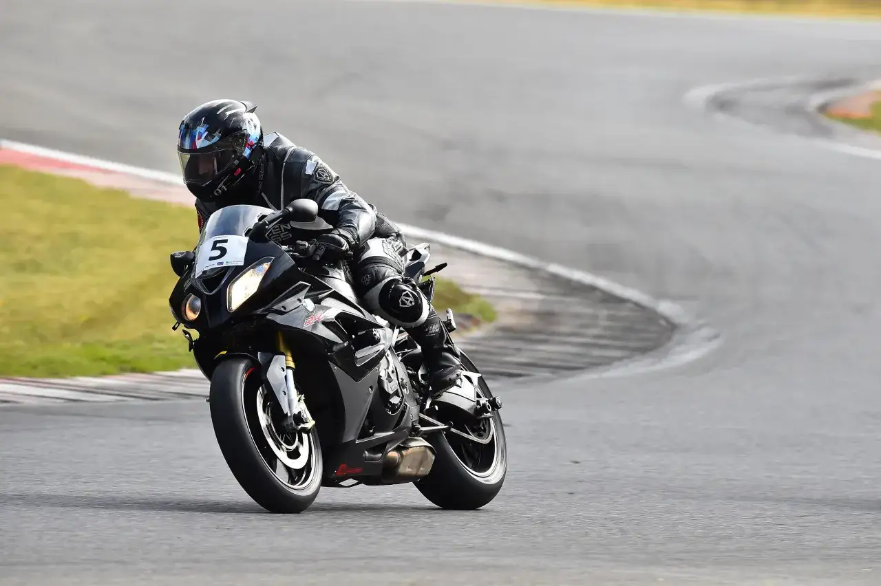 motocykl w zakręcie mazury