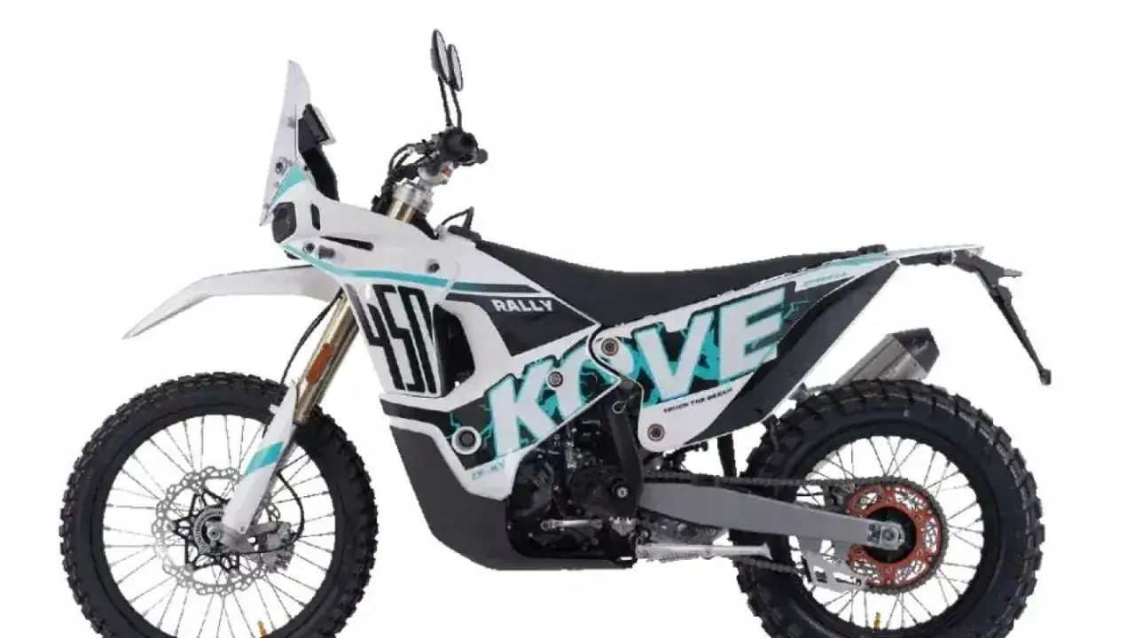 Biały motocykl Kove 450 Rally z turkusowymi akcentami i napisem 