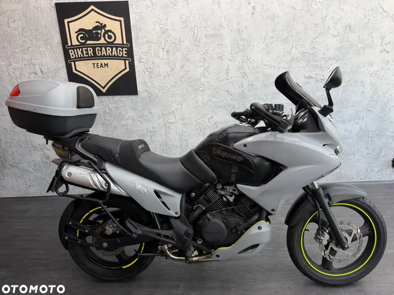 Szary motocykl Honda Varadero 125 z kufrem. Sprawdź atrakcyjną honda varadero 125 cena!